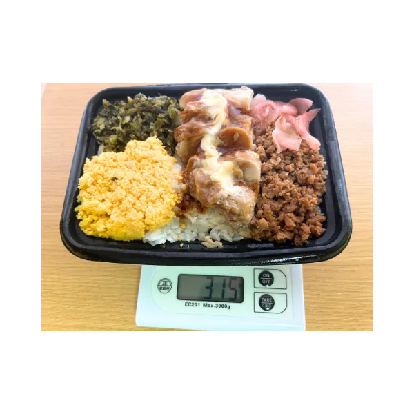 炙りチキンと鶏そぼろ弁当（沖縄限定）